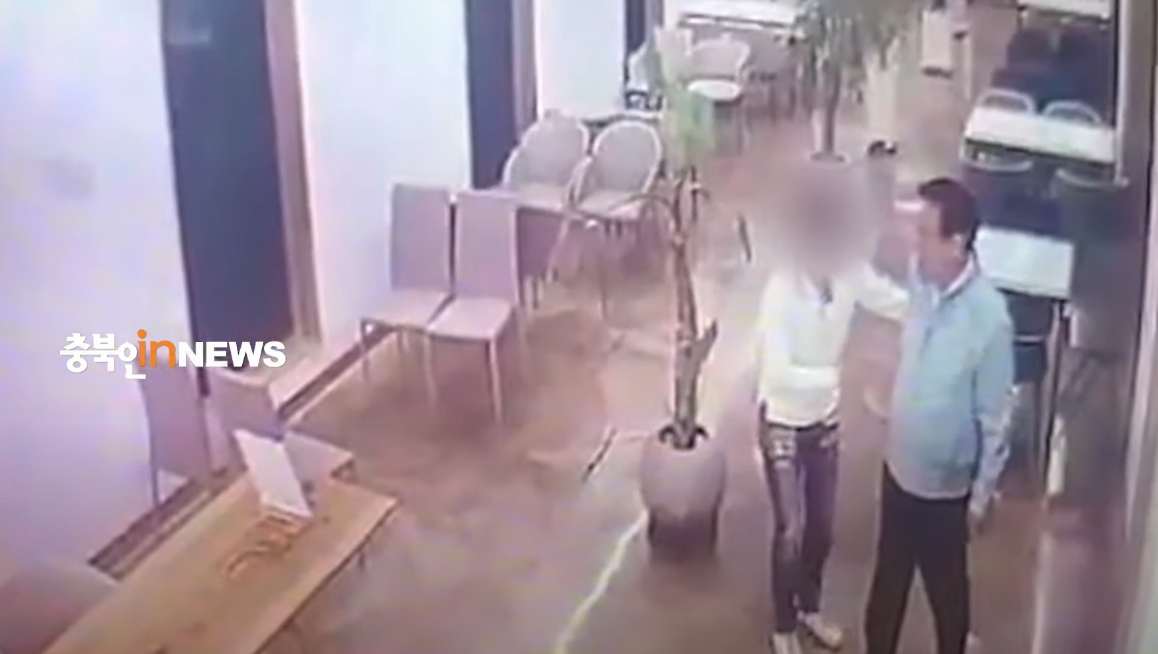 ▲ 정우택 국회의원(국민의힘/사진 오른쪽)이 지역 카페 사장(사진 왼쪽)으로부터 흰색 봉투를 받는 모습  ⓒ 충북인뉴스