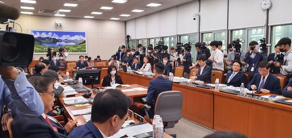 ▲ 국회 소회의실 모습. 의원들 책상에는 생수와 종이컵만 있고, 머그컵이나 유리컵 등은 없다. 