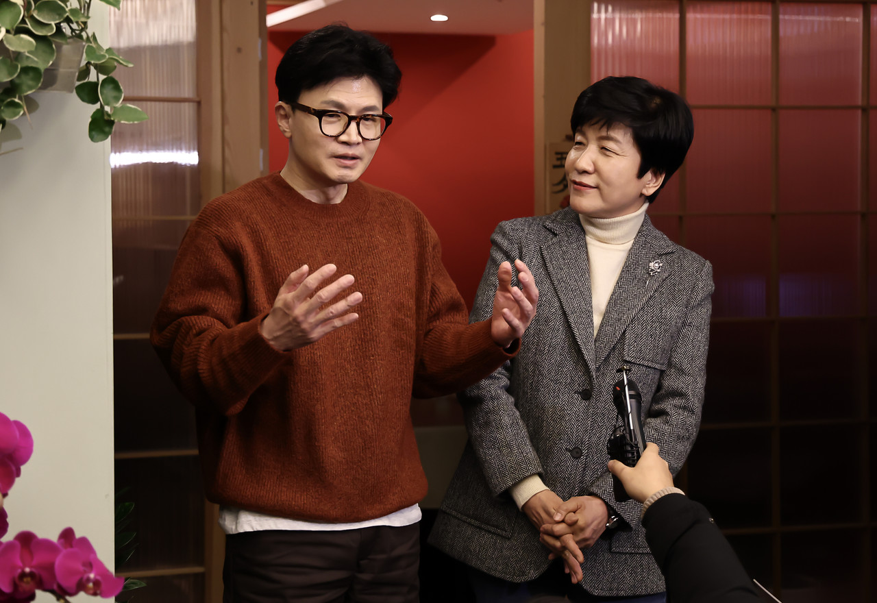▲국민의힘 한동훈 비상대책위원장과 더불어민주당을 탈당한 국회부의장 김영주 의원이 1일 오후 서울 종로구 모처에서 회동을 마친 후 취재진과 인터뷰를 하고 있다. 2024.3.1 ⓒ연합뉴스