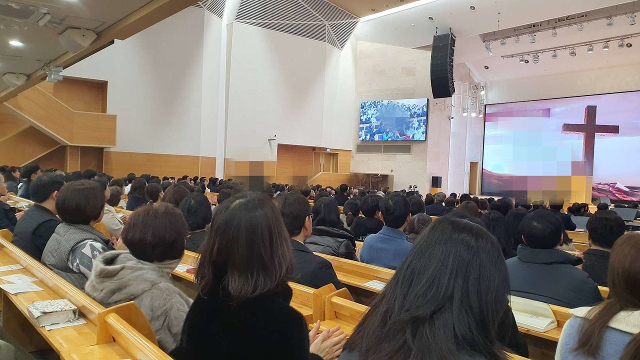 ▲제주지역 대형교회 예배에 참석한 후보자 