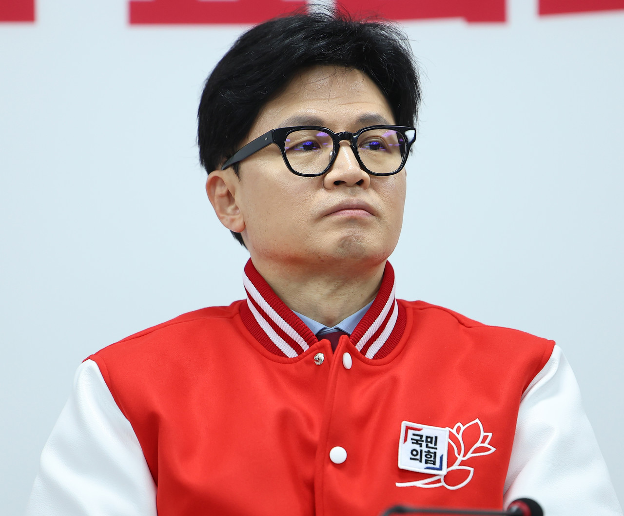 ▲국민의힘 총괄선대위원장인 한동훈 비상대책위원장이 17일 오전 서울 여의도 중앙당사에서 열린 중앙선거대책위원장 회의에서 다른 공동선대위원장의 발언을 경청하고 있다.ⓒ연합뉴스