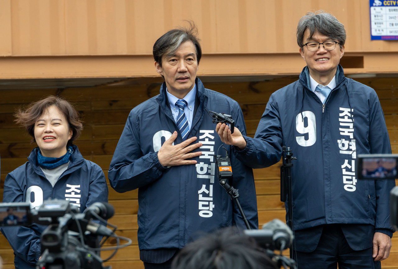 ▲조국혁신당 조국 대표가 29일 충남 천안 고속버스터미널 인근에서 시민들에게 지지를 호소하고 있다. ⓒ연합뉴스 