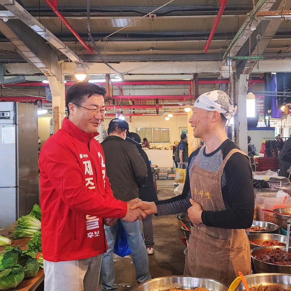 ▲제주시 구좌읍 세화오일장을 찾아 상인과 인사하는 제주시을 국민의힘 김승욱 후보 ⓒ페이스북 갈무리 