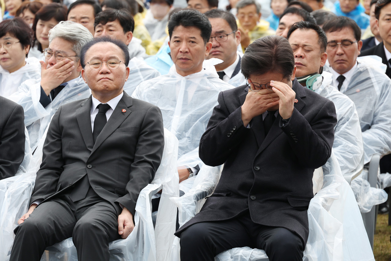 ▲더불어민주당 이재명 대표(오른쪽)가 3일 오전 제주시 4·3 평화공원에서 열린 4·3 희생자 추념식에서 유족의 사연을 듣고 눈물을 훔치고 있다. 2024.4.3 ⓒ연합뉴스