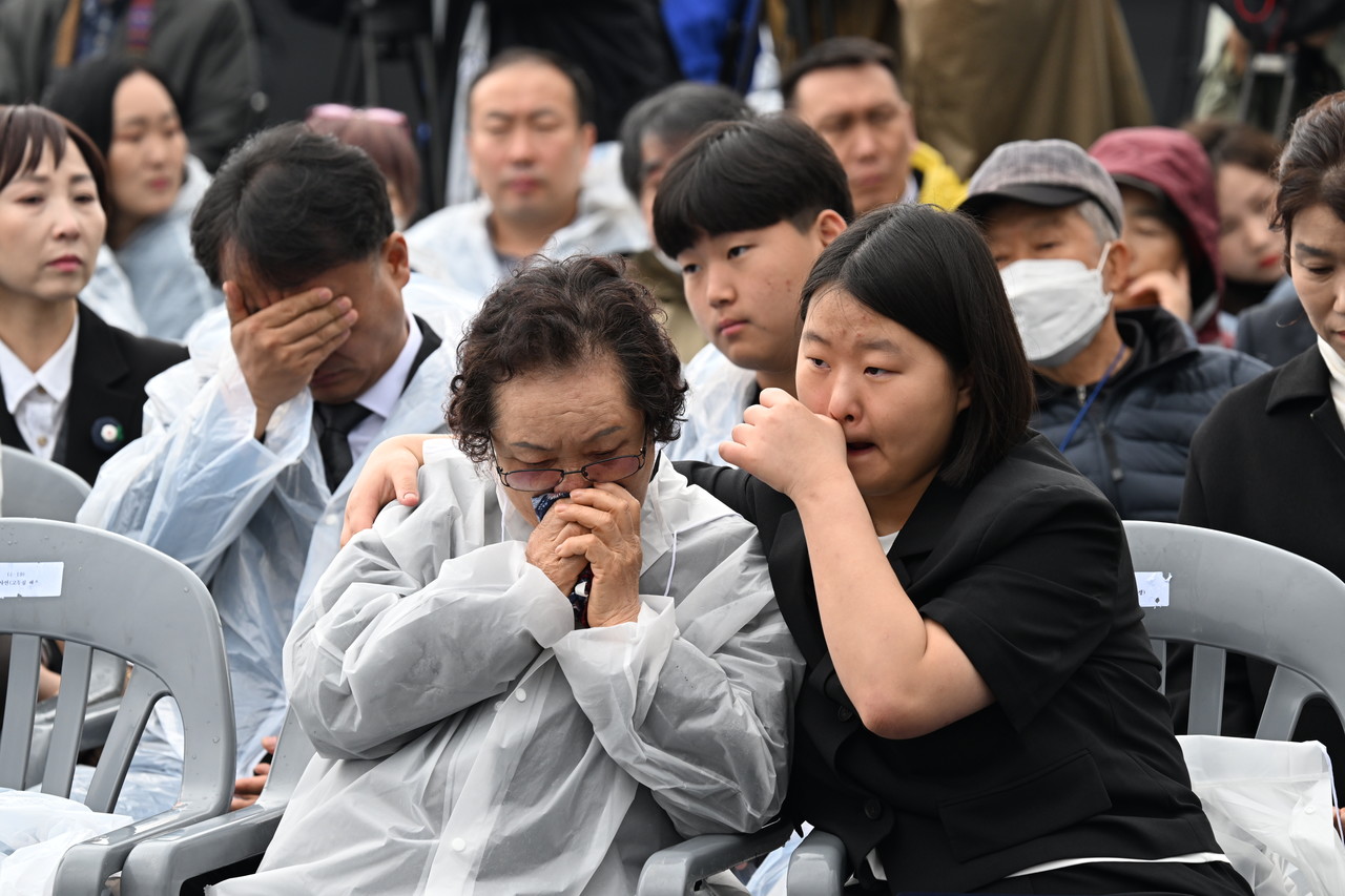 ▲3일 오전 제주시 봉개동 4·3평화공원에서 열린 제76주년 제주4·3희생자추념식에서 김옥자 할머니가 인공지능(AI) 기술을 활용해 재현한 자신의 아버지 영상을 보고 손녀와 함께 눈물을 흘리고 있다.ⓒ연합뉴스