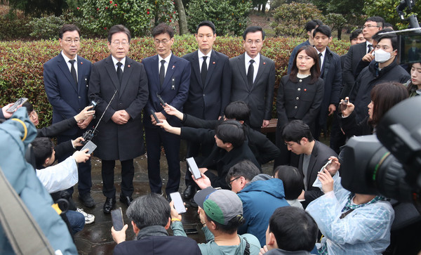  ▲3일 오전 제주시 봉개동 4·3평화공원에서 열린 제76주년 제주4·3희생자추념식 직후 더불어민주당 이재명 대표가 제주도 지역구 국회의원 후보들과 함께 기자회견을 하고 있다. 2024.4.3  ⓒ연합뉴스 