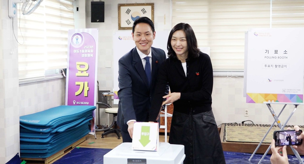  ▲ 5일 더불어민주당 김한규 후보(제주시을)가 제주시 이도1동 주민센터에 마련된 사전투표소에서 부인과 함께 투표를 하고 있다.