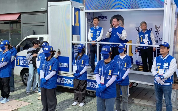 ▲5일 더불어민주당 문대림 제주시갑 후보 지원 유세에 나선 김부겸 민주당공동상임선대위원장