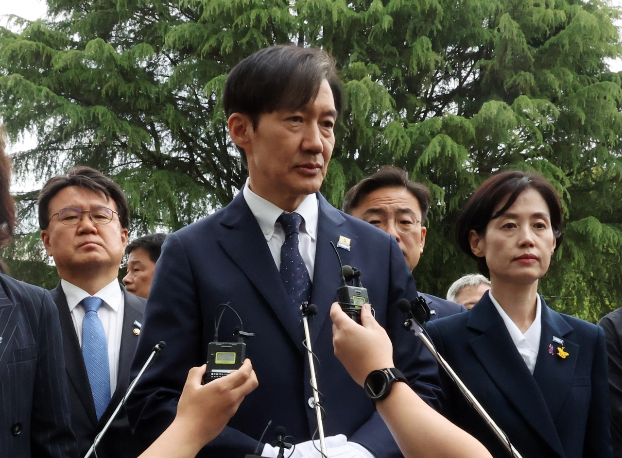 ▲조국혁신당 조국 대표가 22일 채상병 추모식수가 식재된 전북 익산 원광대학교 창의공과대학을 찾아 헌화 및 묵념하고 있다. ⓒ연합뉴스 