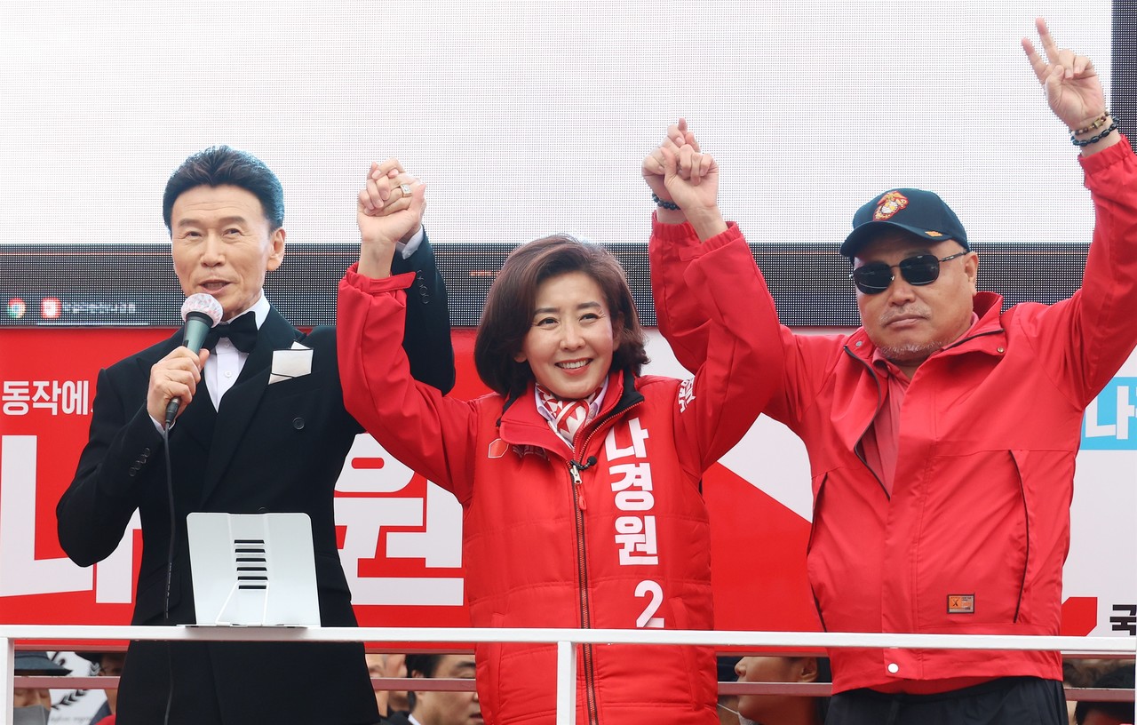 ▲ 나경원 국민의힘 동작을 후보가 3월 28일 오후 서울 동작구 남성역 골목시장 앞에서 출정식을 열어 가수 김흥국, 강진과 함께 유권자들에게 지지를 호소하고 있다. ⓒ 유성호