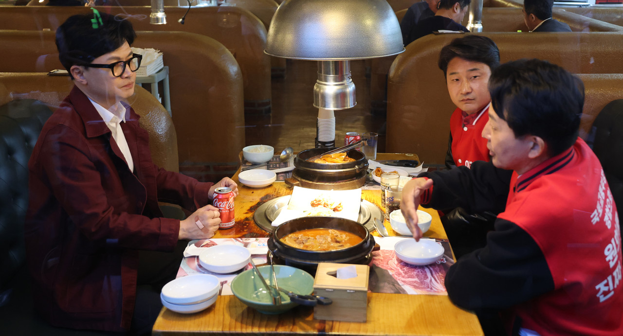 ▲국민의힘 한동훈 비상대책위원장이 4월 8일 저녁 인천 계양구 한 고깃집에서 원희룡 후보와 만나고 있다. 원 후보 옆은 이천수 전 축구 국가대표. ⓒ연합뉴스 