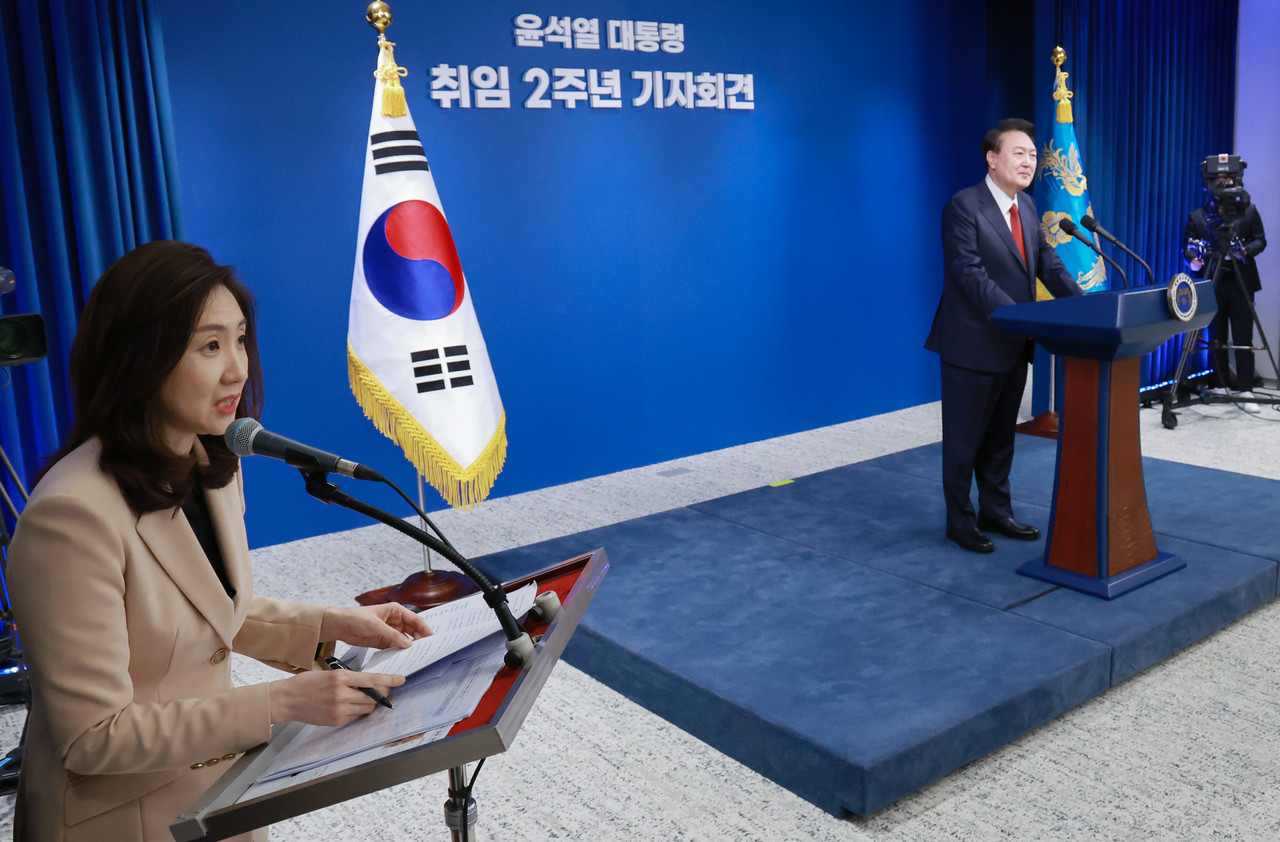 ▲ 김수경 대통령실 대변인이 9일 오전 서울 용산 대통령실 청사 브리핑실에서 열린 '윤석열정부 2년 국민보고 및 기자회견'에서 사회를 보고 있다 ⓒ 연합뉴스