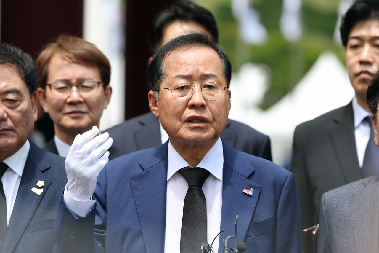 5·18 민주화운동 기념일을 하루 앞둔 17일 광주 북구 국립 5·18 민주묘지에서 홍준표 대구시장이 참배를 마친 뒤 취재진의 질문에 답하고 있다.