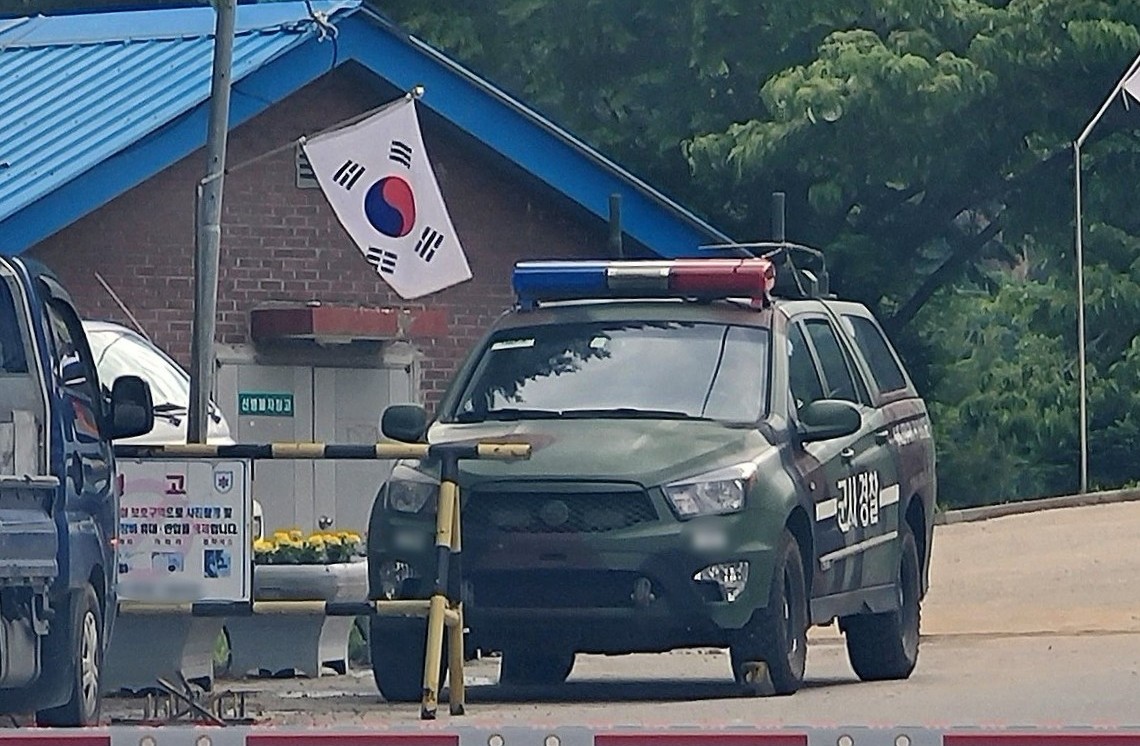 ▲ 27일 강원 인제군의 모 부대 위병소에 군사경찰 차량이 출입하고 있다  ⓒ연합뉴스 