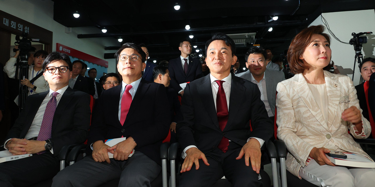 ▲ 5일 오후 서울 여의도 중앙당사에서 열린 '미래를 위한 약속, 공정 경선 서약식'에서 국민의힘 한동훈 전 비상대책위원장(왼쪽부터), 윤상현 의원, 원희룡 전 국토교통부 장관, 나경원 의원이 나란히 앉아 행사 시작을 기다리고 있다. ⓒ연합뉴스