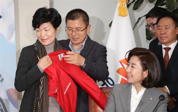 ▲  국회에서 열린 '제1차 자유한국당 영입인재 환영식'에 황교안 대표가 이진숙 전 대전MBC 사장에게 점퍼를 입혀주고 있다. 2019.10.31 ⓒ 연합뉴스