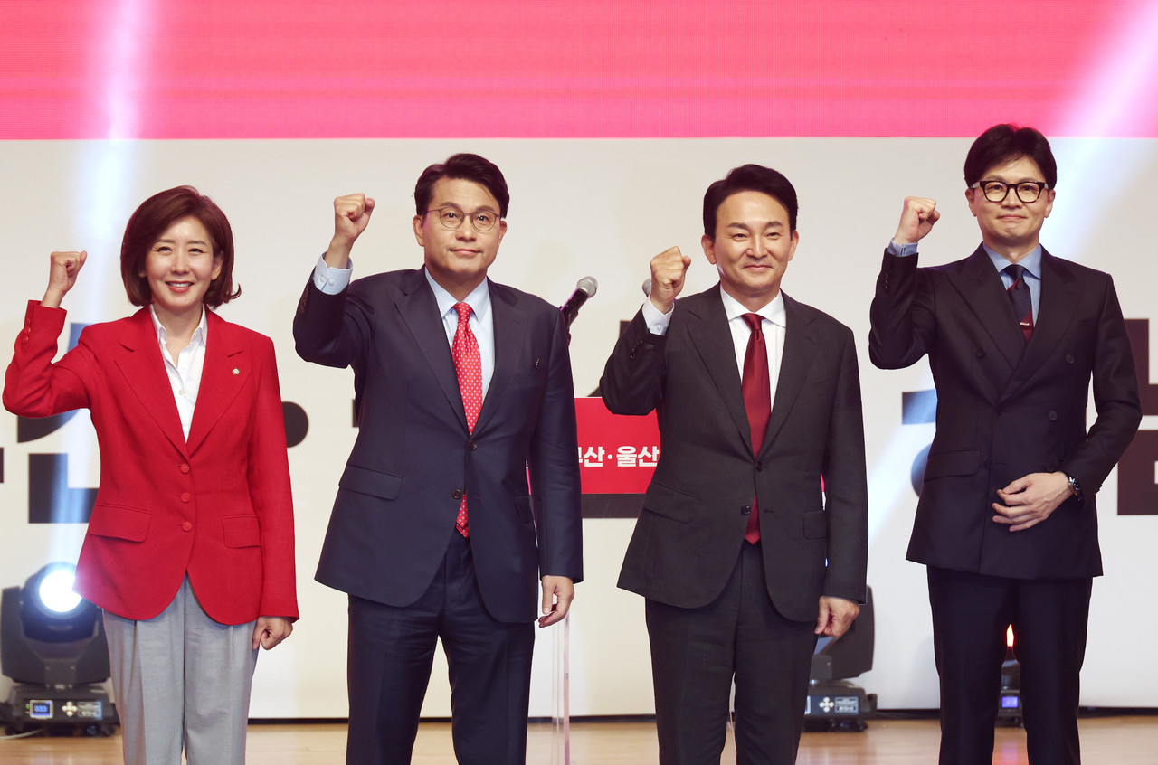 국민의힘 대표 후보들이 10일 오후 부산 벡스코에서 열린 제4차 전당대회 부산, 울산, 경남 합동연설회에서 인사하고 있다.오른쪽부터 한동훈, 원희룡, 윤상현, 나경원 당 대표 후보. 2024.7.10