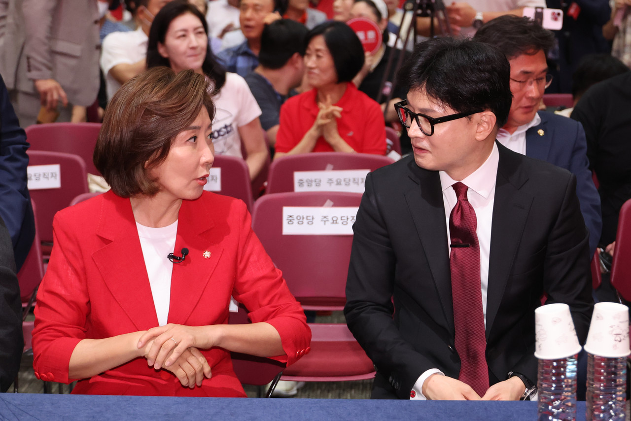 ▲ 국민의힘 나경원·한동훈(오른쪽) 대표 후보가 8일 오후 광주 김대중컨벤션센터에서 열린 제4차 전당대회 광주·전북·전남·제주 합동연설회에서 대화하고 있다. 2024.7.8  ⓒ연합뉴스 