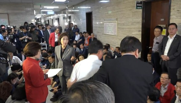 ▲2019년 나경원 자유한국당 (지금의 국민의힘) 원내대표가 의원들과 함께 국회 회의장 앞을 점거하고 있는 모습. 2019.4.29