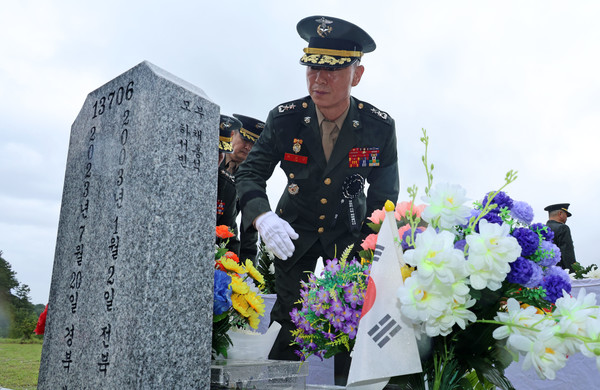 ▲ 해병대 채수근 상병 순직 1주기를 하루 앞둔 18일 오전 임성근 전 해병대 1사단장이 국립대전현충원을 찾아 채상병 묘소를 정돈하고 있다. 2024.7.18 ⓒ연합뉴스 