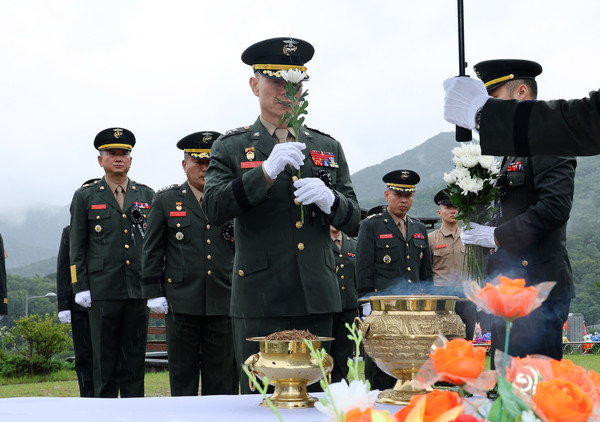 ▲ 해병대 채수근 상병 순직 1주기를 하루 앞둔 18일 오전 임성근 해병대 전 1사단장이 국립대전현충원 채수근 상병 묘소를 찾아 헌화하고 있다. 2024.7.18 ⓒ연합뉴스 