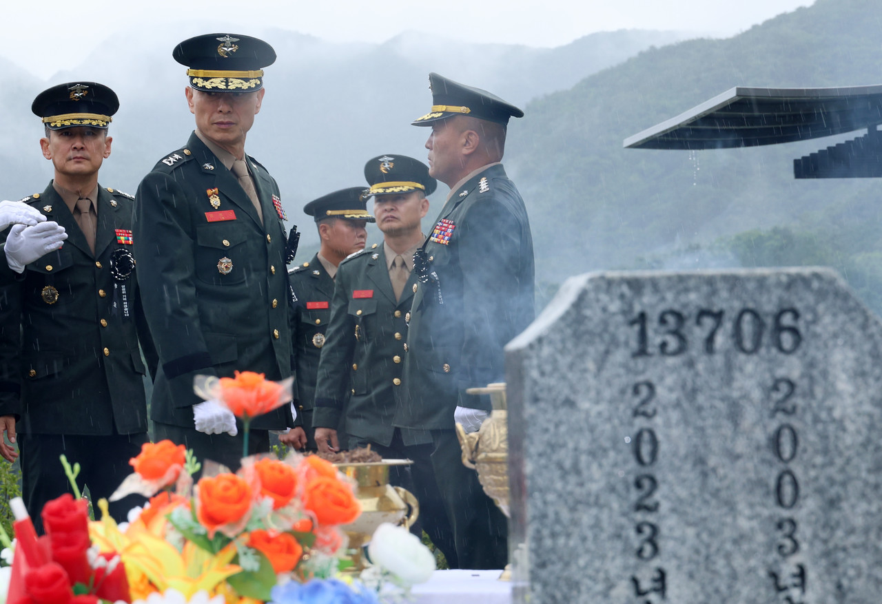 ▲ 해병대 채수근 상병 순직 1주기를 하루 앞둔 18일 오전 임성근 전 해병대 1사단장이 국립대전현충원에 있는 채상병 묘소를 방문하고 있다. 2024.7.18 ⓒ연합뉴스 