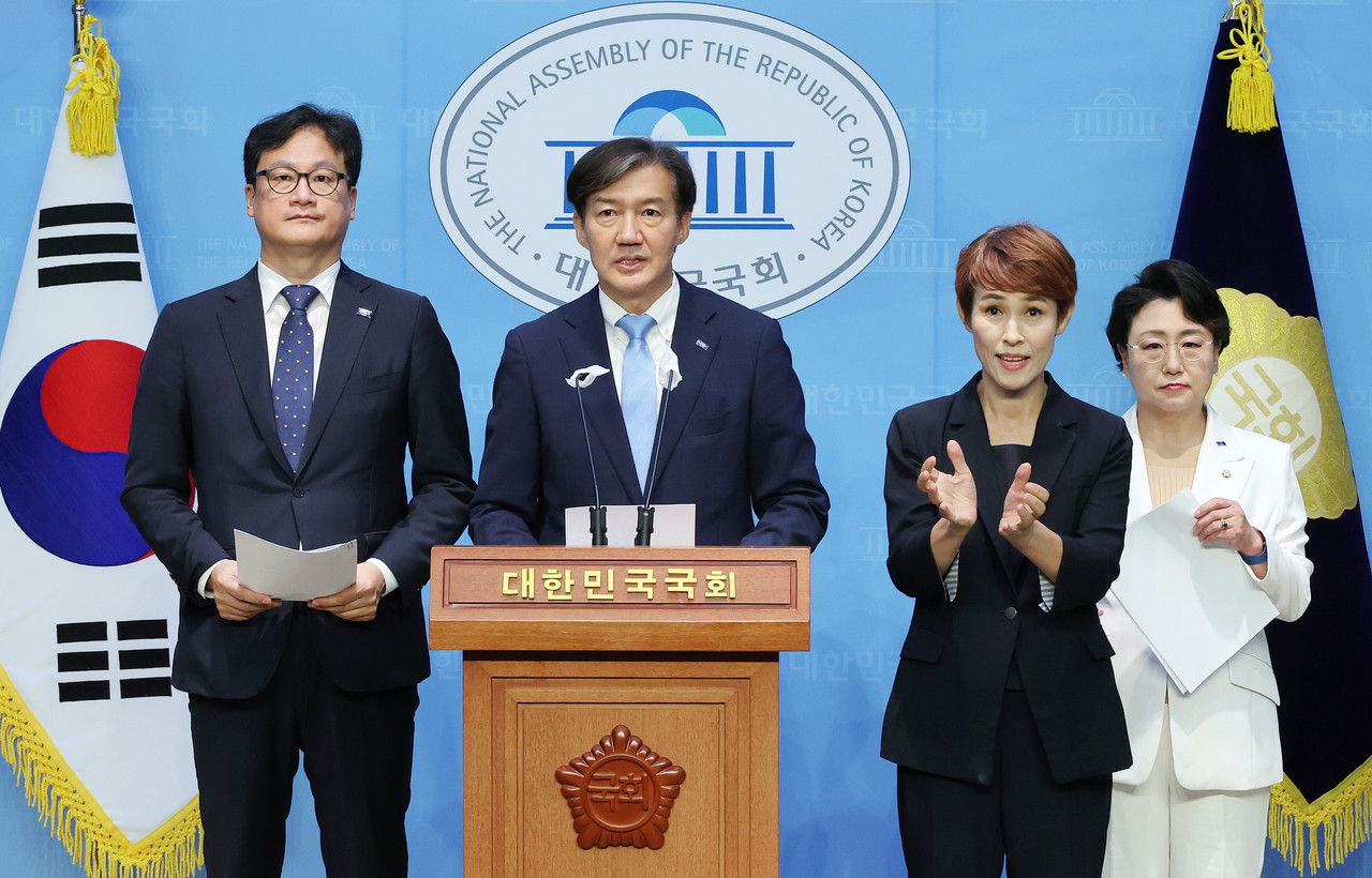 ▲ 조국혁신당 조국 당대표 후보자를 비롯한 전당대회 출마자들이 18일 오전 국회 소통관에서 국민의힘 전당대회 폭로·자백 수사촉구 기자회견을 하고 있다. 2024.7.18  ⓒ연합뉴스 