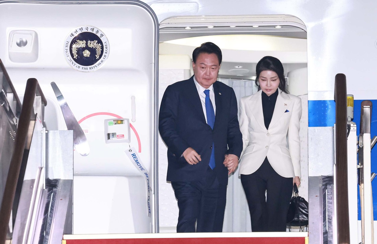 ▲ 북대서양조약기구(NATO·나토) 75주년 정상회의에 참석했던 윤석열 대통령과 김건희 여사가 12일 오후 경기 성남 서울공항을 통해 귀국, 전용기인 공군 1호기에서 내리고 있다. 2024.7.12 ⓒ연합뉴스