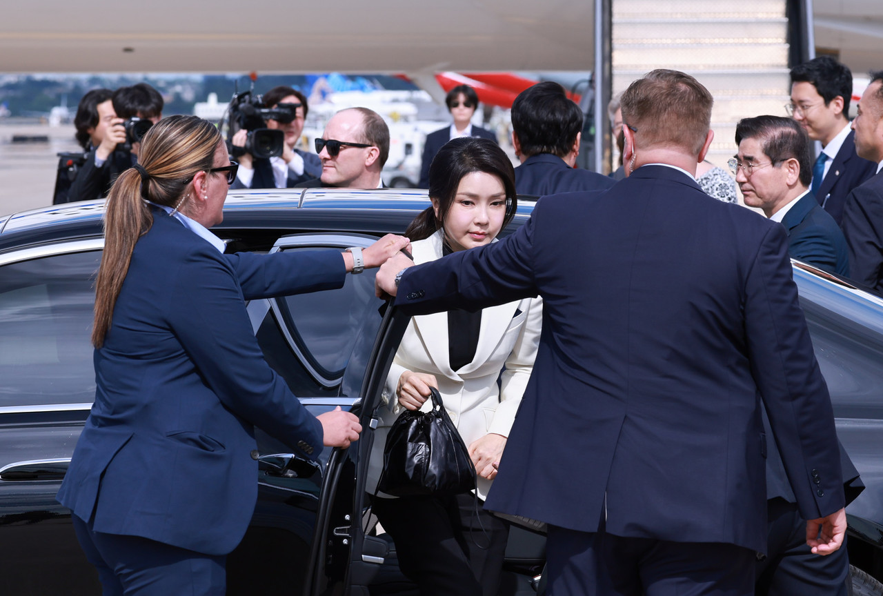 ▲ 북대서양조약기구(NATO·나토) 75주년 정상회의 참석 일정을 마친 윤석열 대통령과 김건희 여사가 11일(현지시간) 미국 워싱턴DC 인근 덜레스 국제공항에 귀국을 위해 도착하고 있다. 2024.7.12 ⓒ연합뉴스 