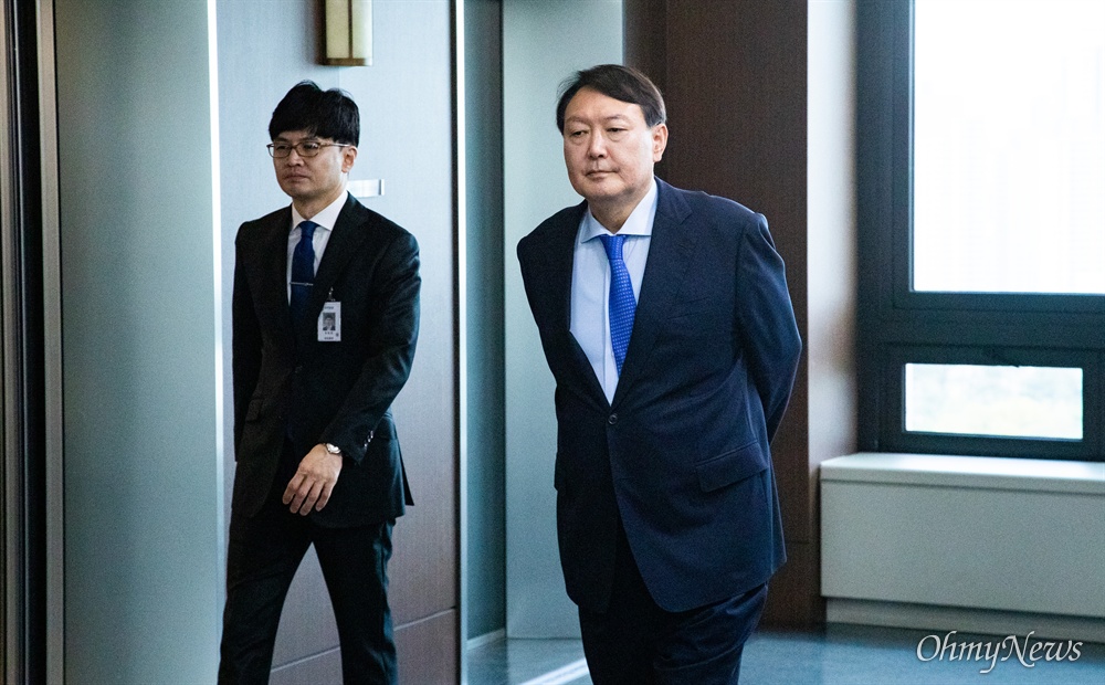 ▲ 2019년 10월 17일 오전 서울 서초구 대검찰청 법사위 국정감사를 앞두고 회의장 앞에서 윤석열 검찰총장이 조국 전 장관 관련 수사를 총괄지휘하는 한동훈 검찰 반부패강력부장과 함께 있는 모습. ⓒ오마이뉴스 이희훈