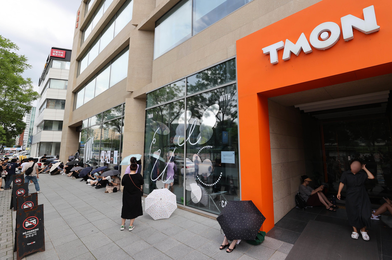 ▲ 싱가포르 기반의 전자상거래(이커머스) 플랫폼 큐텐 계열사인 위메프와 티몬 정산 지연 사태가 점차 확산되고 있는 25일 서울 강남구 티몬 본사 앞에서 환불을 원하는 피해자들이 우산을 쓰고 사측을 기다리고 있다 . 2024.7.25