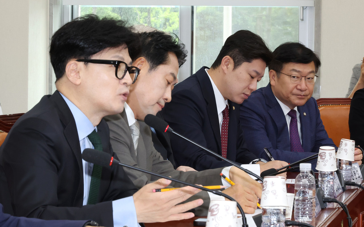 ▲ 국민의힘 정점식 정책위의장(오른쪽)이 1일 오전 국회에서 열린 최고위원회의에서 한동훈 대표(왼쪽)의 발언을 경청하고 있다. 2024.8.1 ⓒ연합뉴스