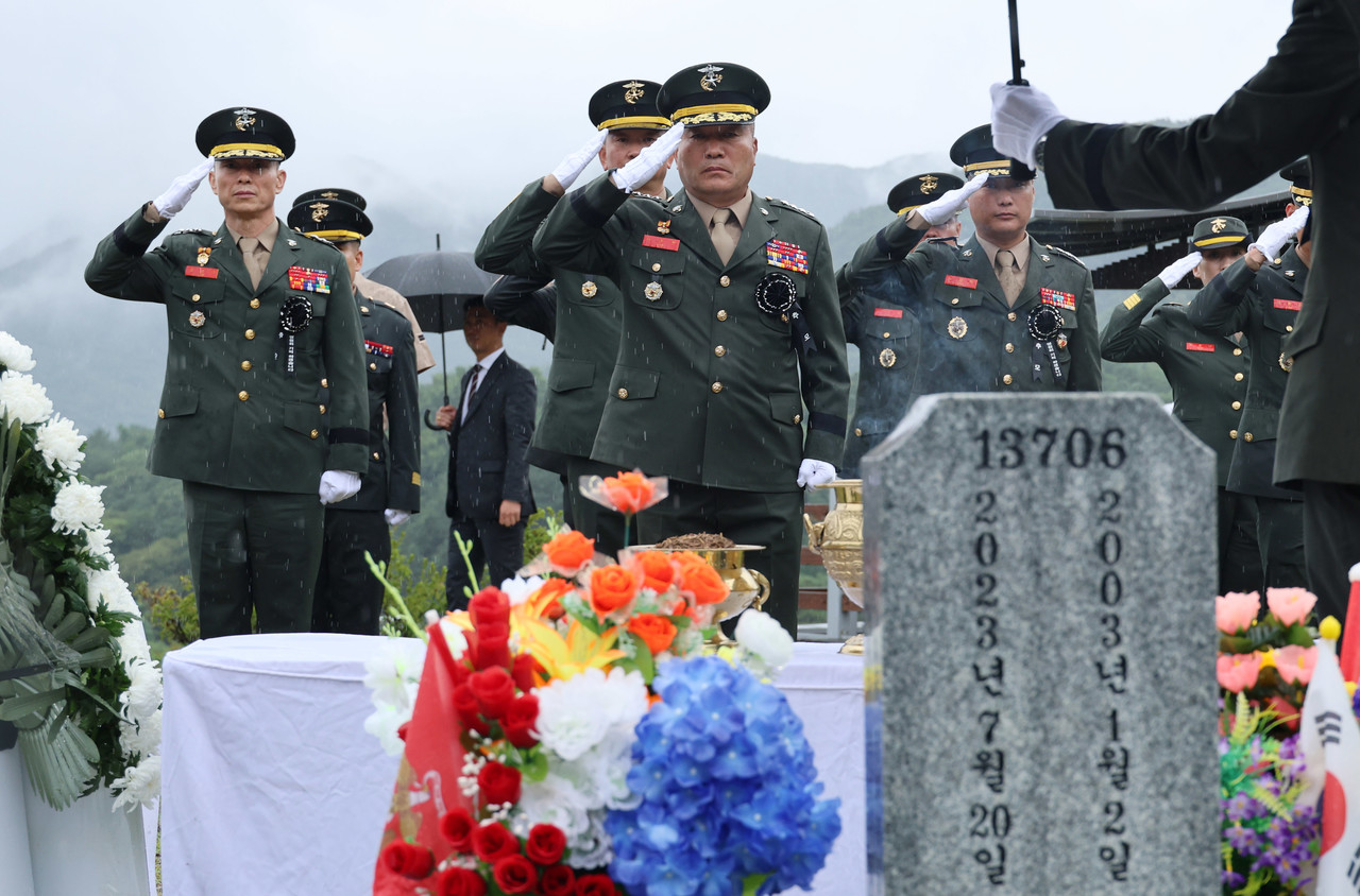 ▲ 해병대 채수근 상병 순직 1주기를 하루 앞둔 18일 오전 김계환 해병대 사령관과 임성근 전 1사단장 등 군 관계자가 국립대전현충원을 찾아 채수근 상병 묘소를 참배하고 있다. 2024.7.18 ⓒ연합뉴스