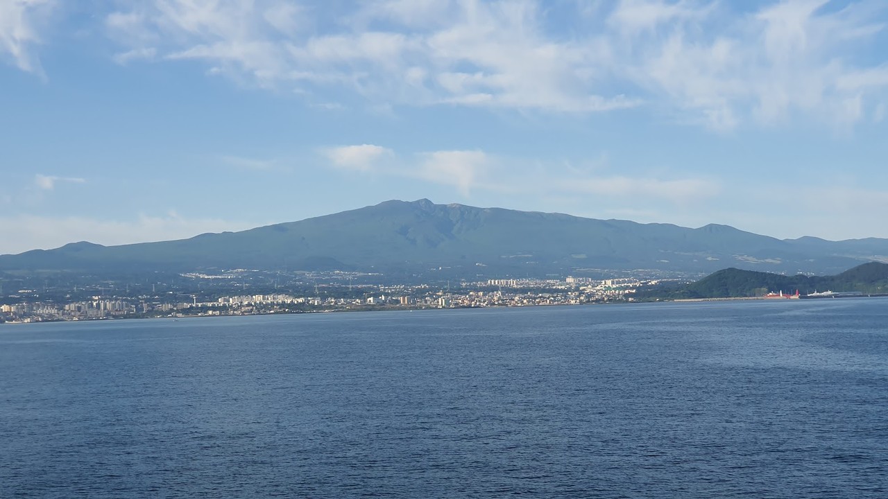 ▲ 바다에서 바라 본 제주도와 한라산