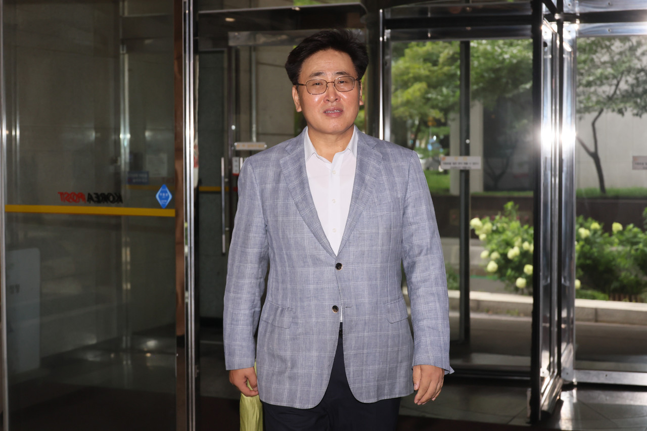 ▲ 유상임 과학기술정보통신부 장관 후보자가 23일 오전 서울 종로구에 마련된 인사청문회준비단 사무실로 출근하고 있다. 2024.7.23 ⓒ연합뉴스