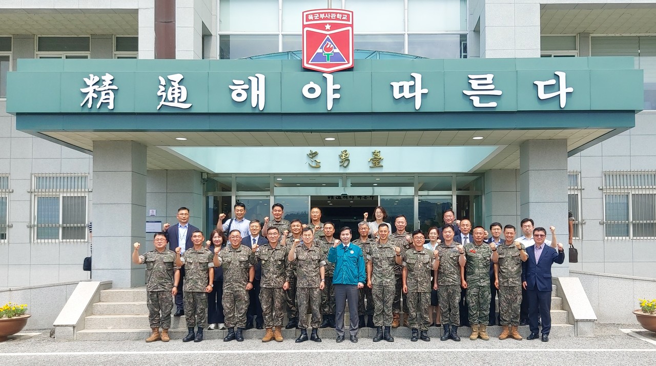 ▲ 김선호 국방부 차관(왼쪽 여섯 번째)이 2일 전북 익산시 육군부사관학교에서 '부사관 복무여건 개선 및 획득률 향상'을 위한 토의를 마친 후 참석자들과 기념 촬영하고 있다. 2024.8.2 ⓒ국방부 제공 