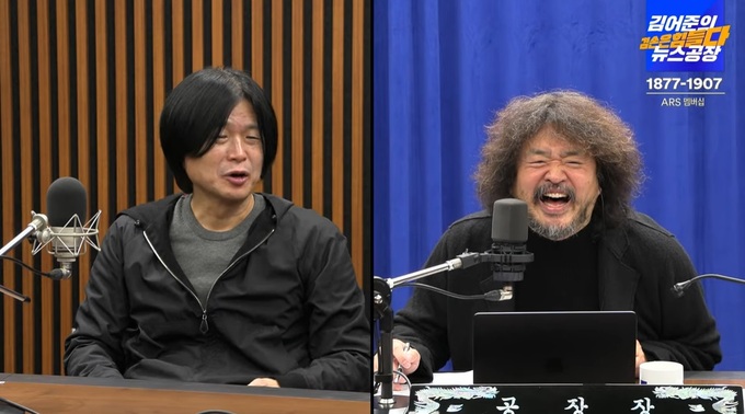 ▲ 주진우씨(왼쪽) 기자가 유튜브 채널 ‘김어준의 겸손은 힘들다 뉴스공장’에 출연해 김어준씨와 대화하고 있다. ⓒ유튜브 갈무리 