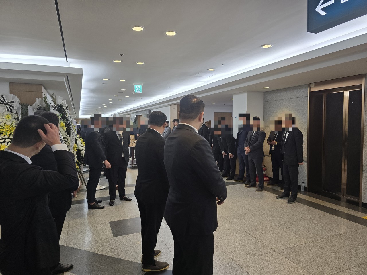 ▲조직폭력배 '신상사파' 두목 출신 신상현씨의 장례식장에 건장한 남성들이 도열해 있다. ⓒ연합뉴스 