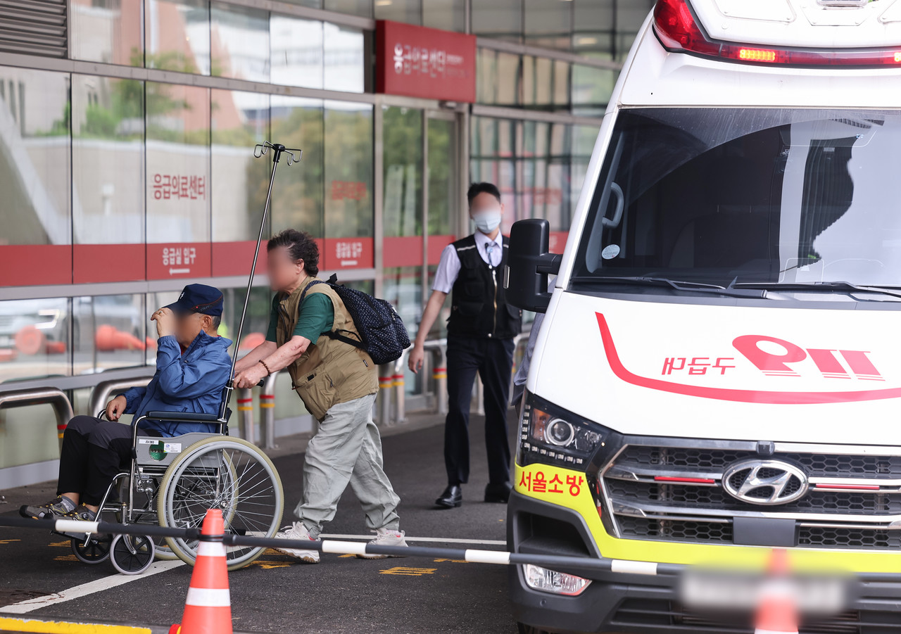 ▲ 22일 오후 환자와 보호자가 서울 시내 한 대형병원 응급실로 들어가고 있다. 2024.8.22 ⓒ연합뉴스