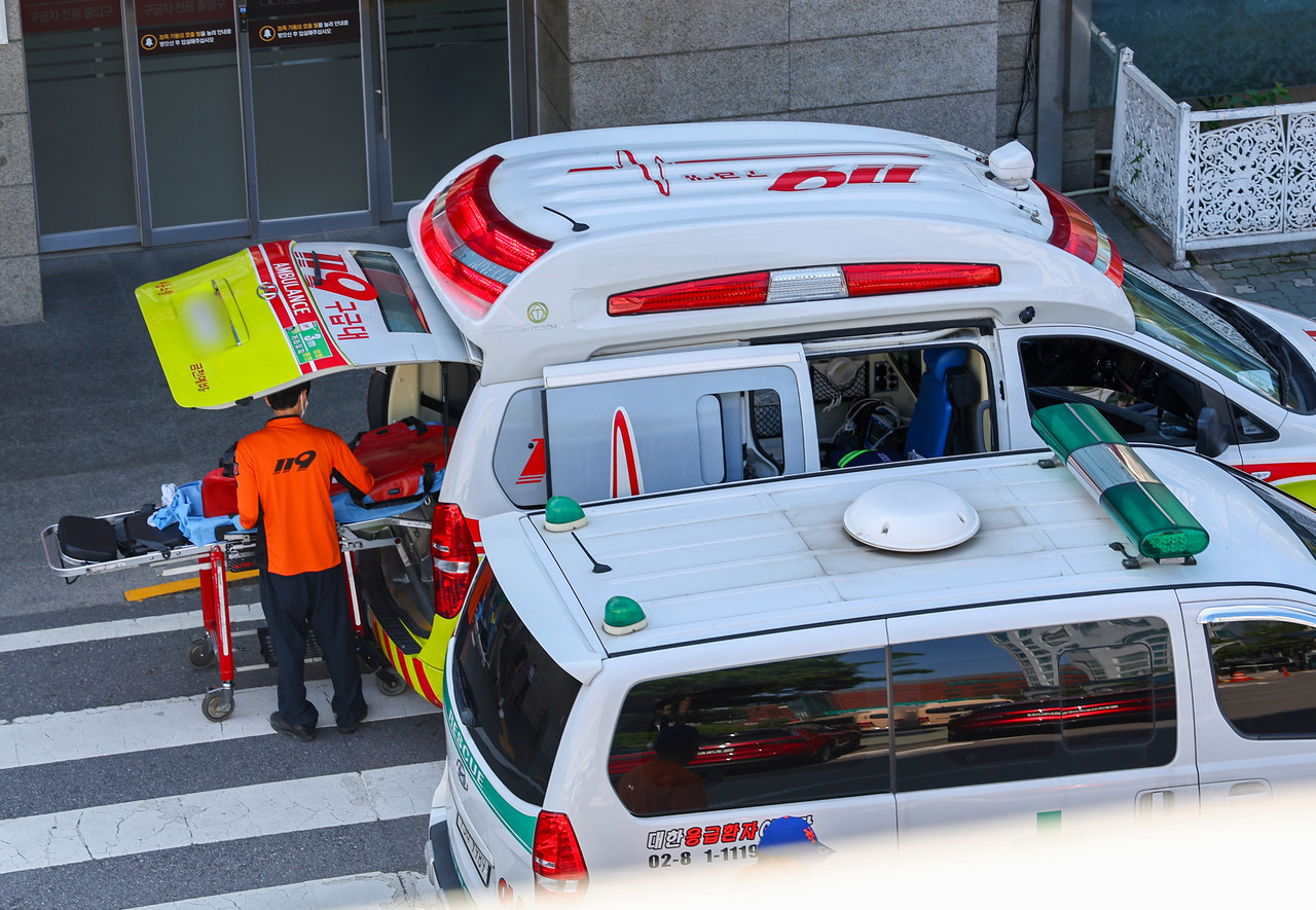 ▲ 의정갈등이 장기화하며 전국 곳곳에서 응급실 진료중단이 현실화하고 있는 가운데 3일 오전 서울 시내 한 대학병원 권역응급의료센터 앞에 구급차들이 대기하고 있다. ⓒ연합뉴스