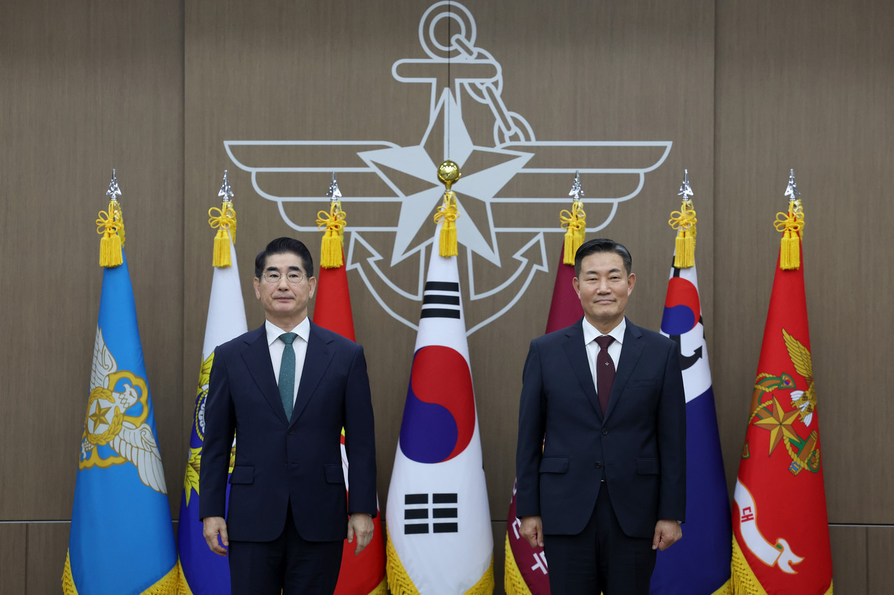 ▲ 김용현 신임 국방부 장관과 신원식 전 국방부 장관이 6일 서울 용산구 국방부 청사에서 열린 에서 기념 촬영하고 있다. 2024.9.6  ⓒ국방부 제공.