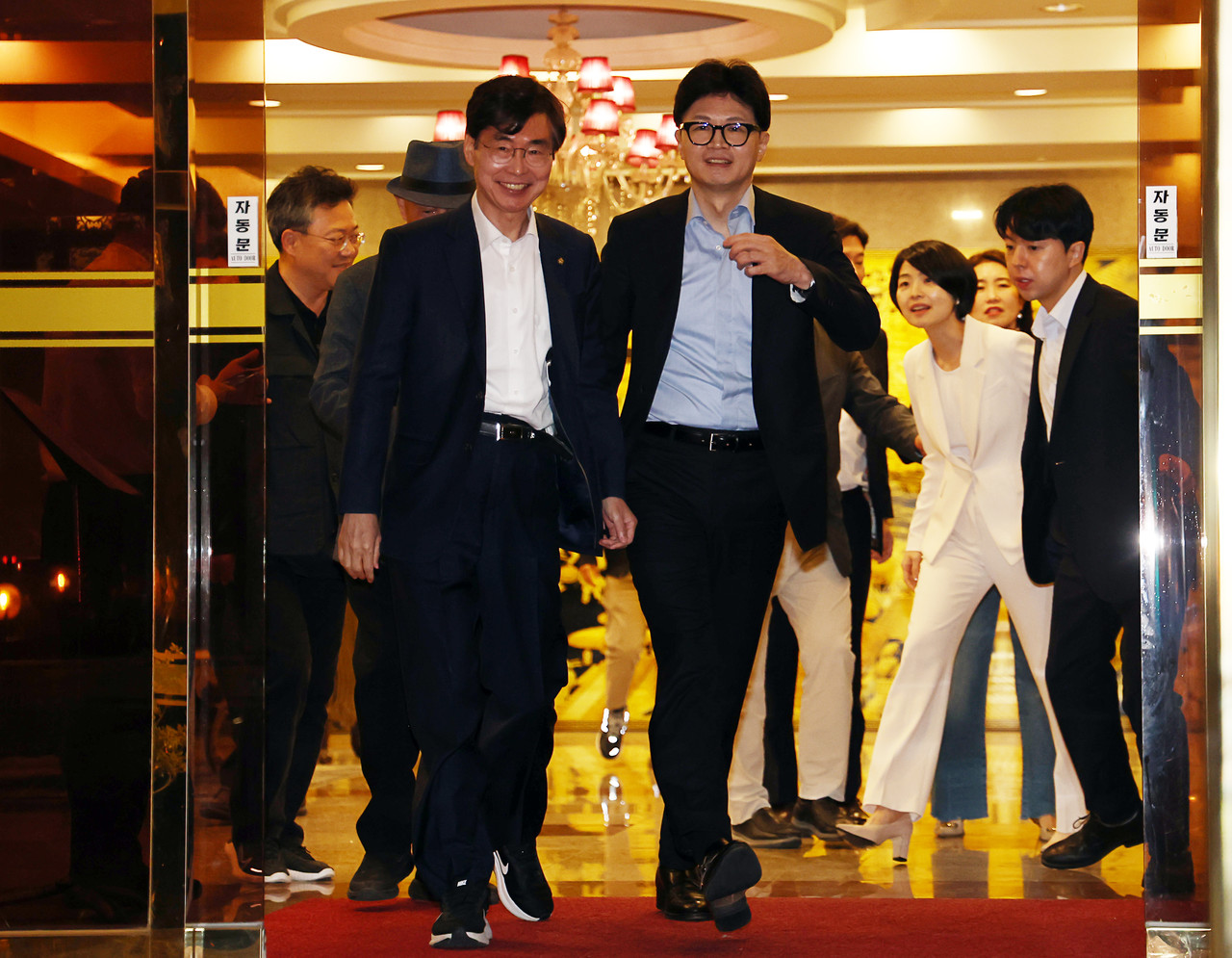 국민의힘 한동훈 대표가 6일 오후 서울 종로구의 한 식당에서 만찬 회동을 마친 후 차로 향하고 있다. 2024.10.6