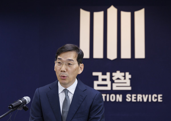 조상원 서울중앙지검 4차장이 17일 오전 서울 서초구 서울중앙지검에서 윤석열 대통령 부인 김건희 여사의 도이치모터스 시세조종 가담 의혹 사건 관련 수사결과를 발표하고 있다. 2024.10.17