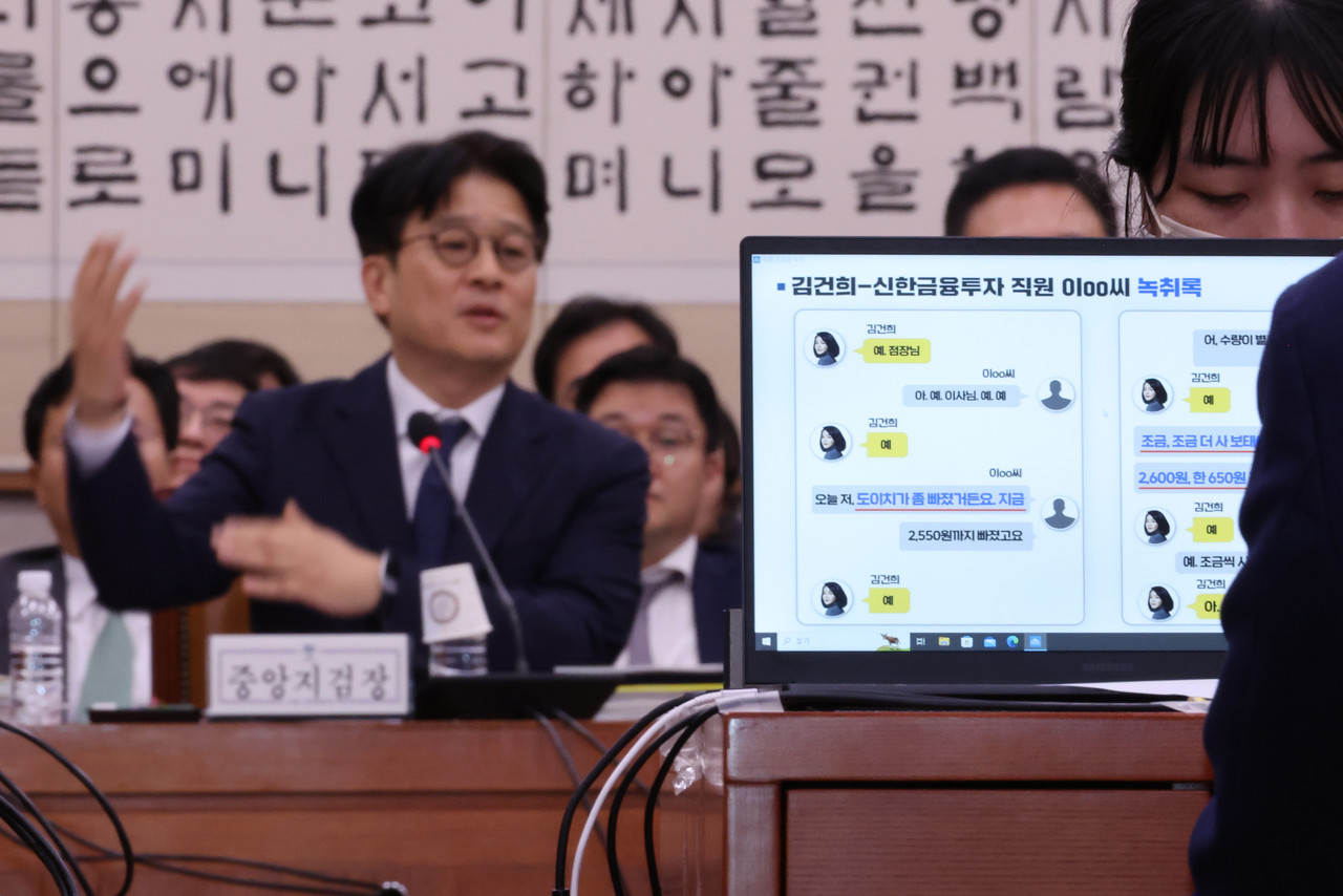 ▲ 이창수 서울중앙지검장이 18일 오후 국회 법제사법위원회의 국정감사에서 김건희 여사의 도이치모터스 주가조작 혐의에 대한 검찰의 불기소 처분과 관련한 더불어민주당 박균택 의원의 질의에 답하고 있다. 2024.10.18 ⓒ연합뉴스