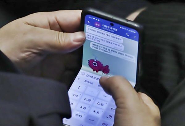 ▲ 2022년 국회 본회의장에서 열린 제 398회 임시회 6차 본회의 대정부 질문 도중 국민의힘 권성동 당대표 직무대행 겸 원내대표가 문자대화를 하고 있다. 2022.7.26 [국회사진기자단] ⓒ연합뉴스