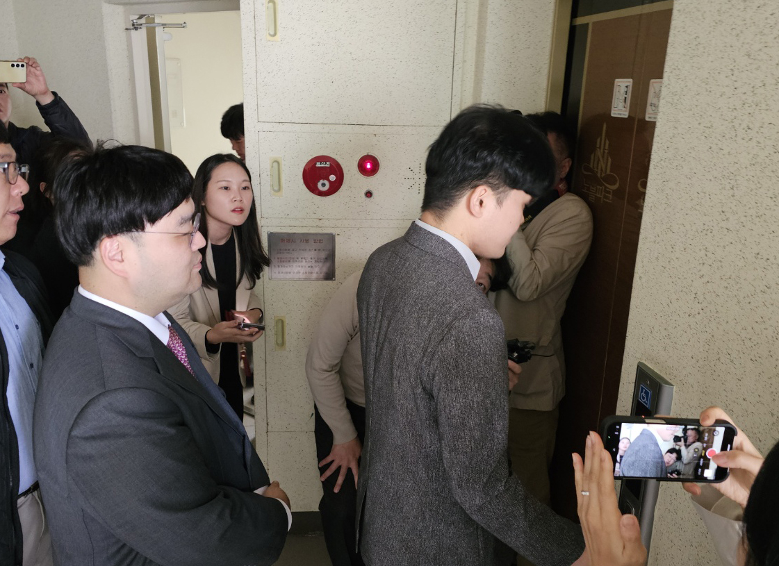 ▲ 김건희 여사 '공천 개입 의혹'의 핵심 인물인 명태균 씨의 불법 여론조사 혐의 등을 수사 중인 검찰이 31일 오전 11시께부터 오후 3시까지 명씨 자택을 압수수색한 뒤 돌아가고 있다. 2024.10.31 ⓒ 연합뉴스