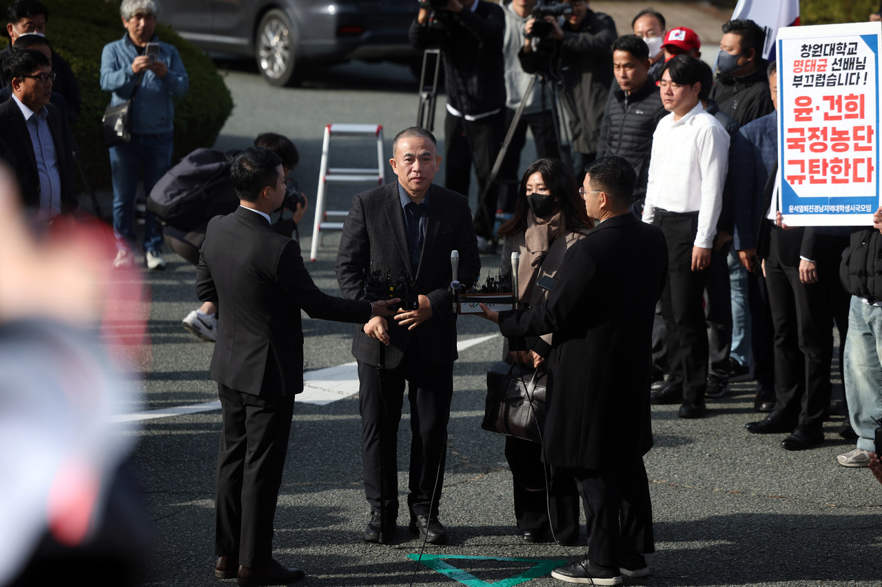 김건희 여사 공천 개입 의혹과 미래한국연구소의 불법 여론조사 의혹 등 사건의 핵심 인물인 명태균 씨가 8일 오전 경남 창원시 성산구 창원지방검찰청(창원지검)에 출석하고 있다. 오른쪽은 명 씨 변호인 김소연 변호사. 2024.11.8