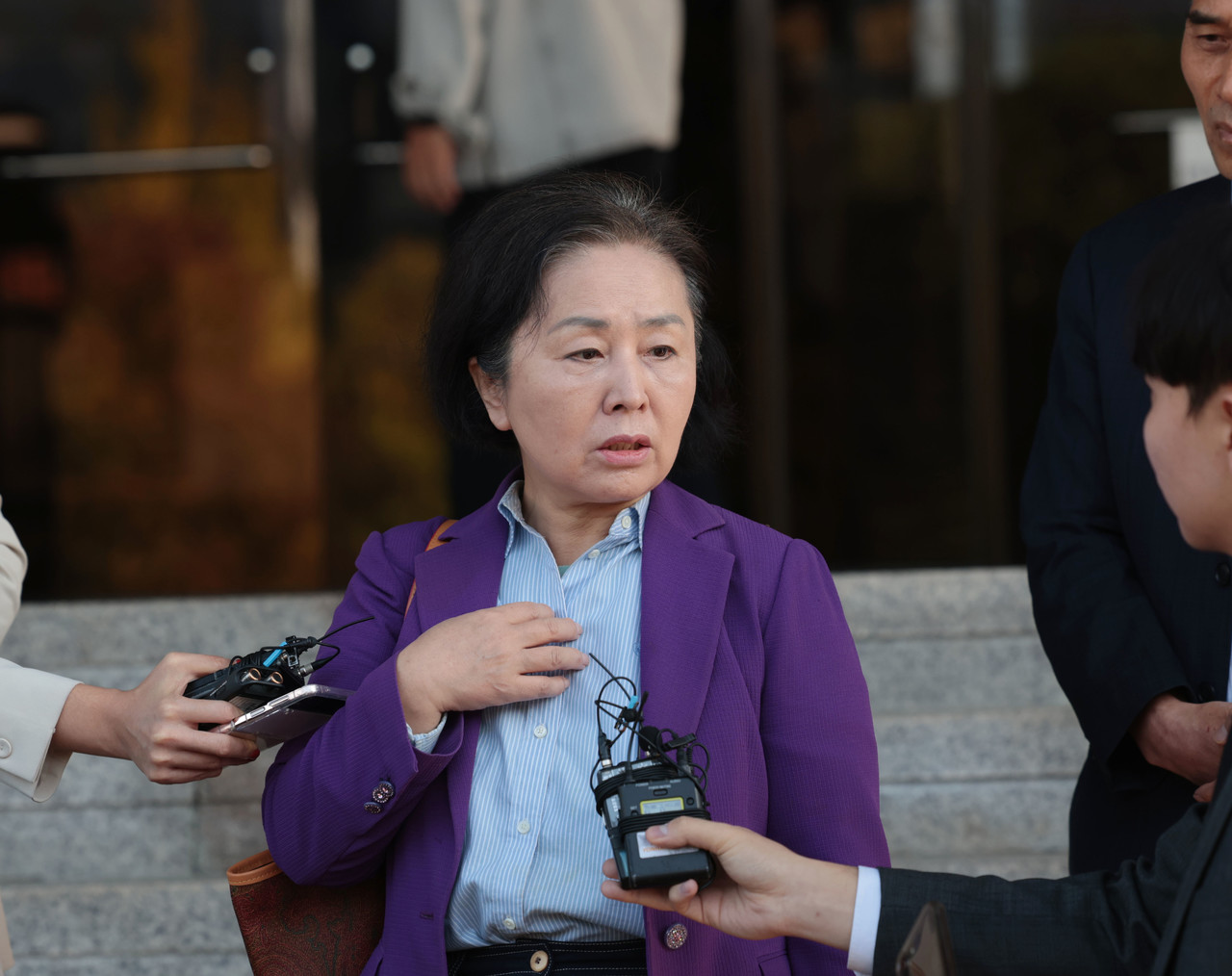 국민의힘 김영선 전 의원 이 4일 오전 전날에 이어 이틀 연속 경남 창원시 성산구 창원지방검찰청에 출석해 입장을 밝히고 있다. 2024.11.4