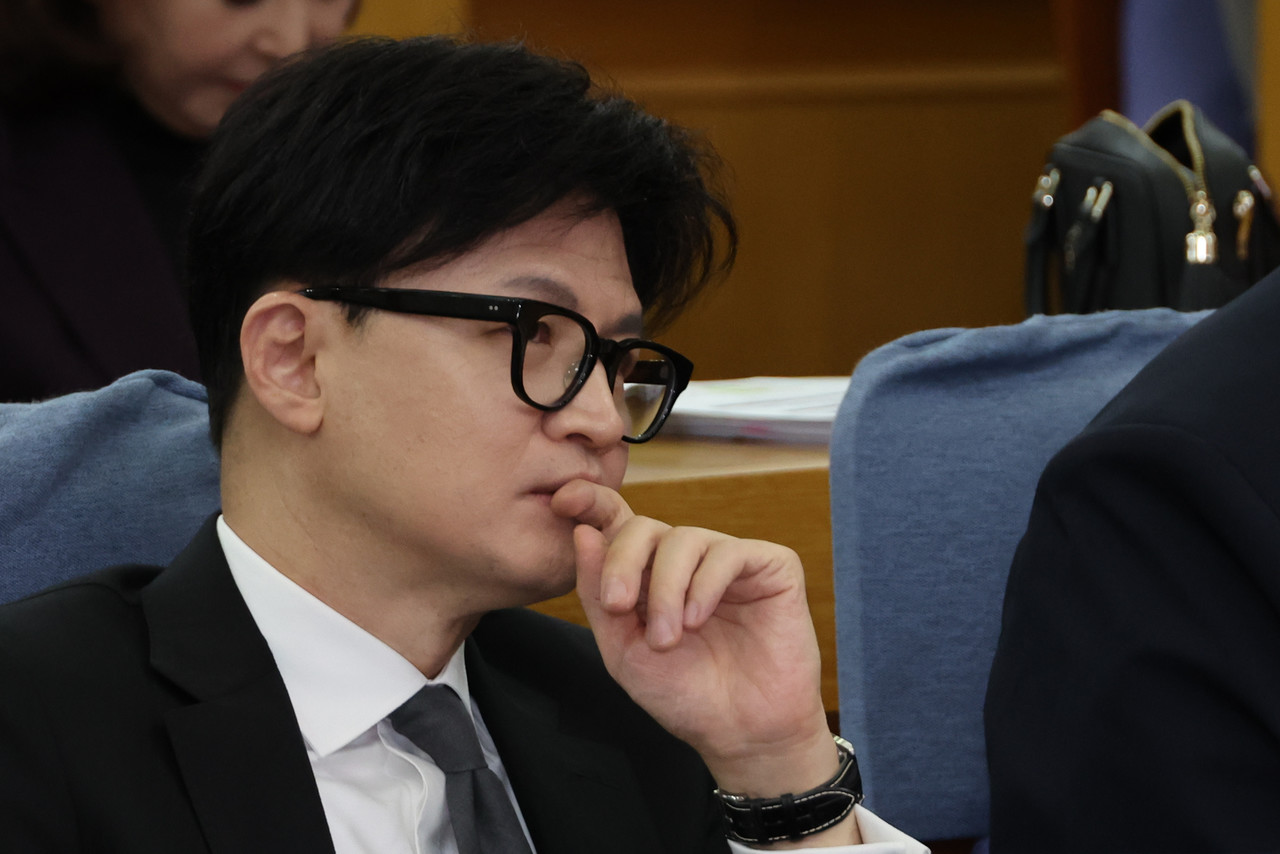 ▲ 국민의힘 한동훈 대표가 19일 오전 서울 여의도 국회 의원회관에서 열린 'Dr.인요한의 한국형 구급차 2.0 국회 전시회'에서 참석자들의 발언을 듣고 있다. 2024.11.19 © 연합뉴스