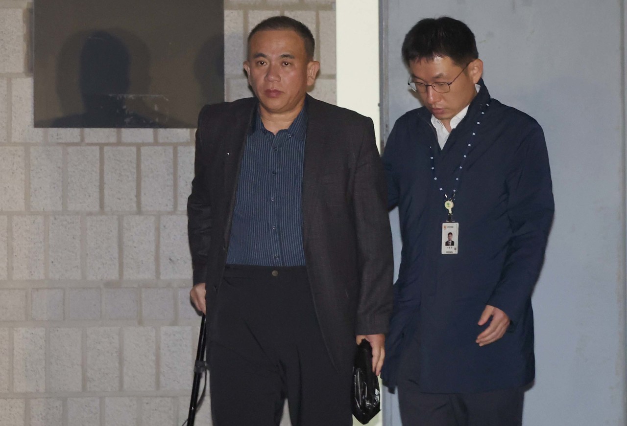 ▲ 김건희 여사 공천 개입 의혹과 미래한국연구소의 불법 여론조사 의혹 등 사건의 핵심 인물인 명태균 씨가 14일 오후 경남 창원시 성산구 창원지방법원(창원지법)에 구속 전 피의자 심문(영장실질심사)을 마치고 법원을 나서고 있다. 2024.11.14 © 연합뉴스